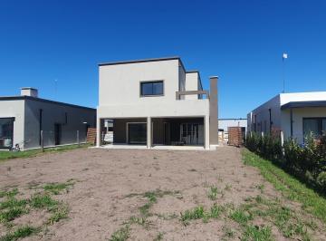 Casa · 252m² · 5 Ambientes · Casa en Venta en Barrio San Pablo, 4 Dorm., Pilar