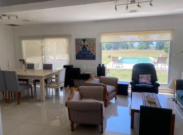 Casa · 300m² · 4 Ambientes · 1 Cochera · Casa Chalet en Alquiler en Pilar Golf, Pilar, G. B. a. Zona Norte