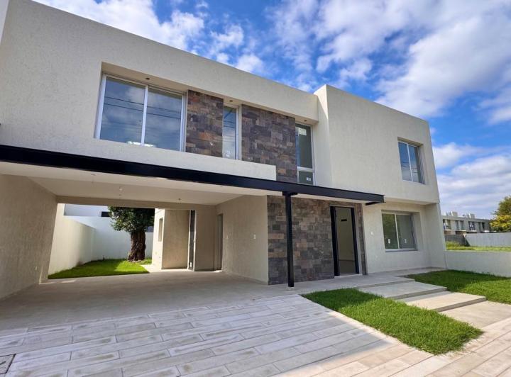 Casa · 273m² · 3 Dormitorios · 2 Cocheras