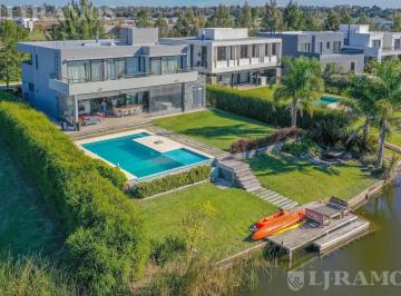 Casa · 277m² · 6 Ambientes · 5 Cocheras · Casa El Naudir Al Agua con 3 Master Suite en Planta Alta y Una en Planta Baja Mb
