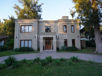 Casa · 220m² · 5 Ambientes · 6 Cocheras · Casa en Venta 5 Ambientes con Pileta en La Tradición
