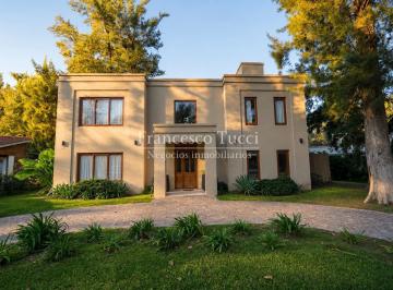 Casa · 220m² · 5 Ambientes · 6 Cocheras · Casa en Venta 5 Ambientes con Pileta en La Tradición