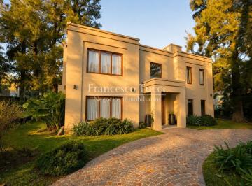 Casa · 220m² · 5 Ambientes · 6 Cocheras · Casa en Venta 5 Ambientes con Pileta en La Tradición