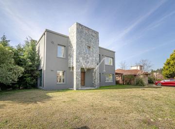 Casa · 180m² · 5 Ambientes · 2 Cocheras · Venta/alquiler Casa 5 Ambientes con Jardin en Marinas del Pilar