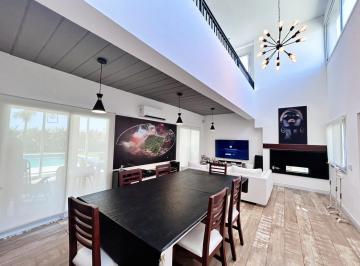 Casa · 188m² · 4 Ambientes · 4 Cocheras · Luminosa Casa en Venta en Puertos del Lago Ceibos - Jardin Piscina Parrilla