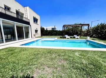 Casa · 188m² · 4 Ambientes · 4 Cocheras · Luminosa Casa en Venta en Puertos del Lago Ceibos - Jardin Piscina Parrilla