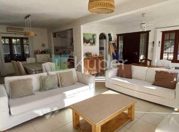 Quinta vacacional · 240m² · 10 Ambientes · 1 Cochera · Casa Quinta en Venta en Pilar Centro, Pilar, G. B. a. Zona Norte