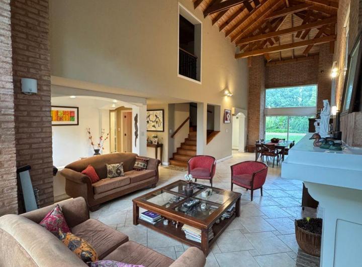 Casa · 400m² · 6 Ambientes · 1 Cochera