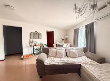 Casa · 142m² · 4 Ambientes · 1 Cochera · Casa en Venta en Primer Piso - con Monoambiente o Local a La Calle Independiente, Ideal Para Alquilar