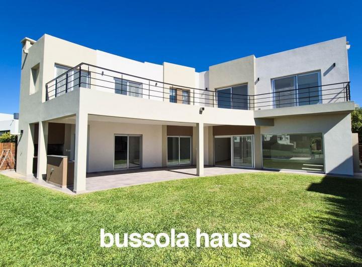 Casa · 222m² · 6 Ambientes · 1 Cochera