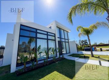 Casa · 301m² · 4 Ambientes · 4 Cocheras · Casa en Laguna Grande