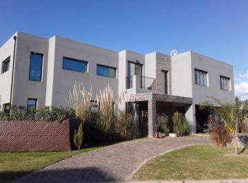 Casa · 275m² · 5 Ambientes · 6 Cocheras · Casa 4 Dorm., Piscina, Parque en San Matias, Escobar