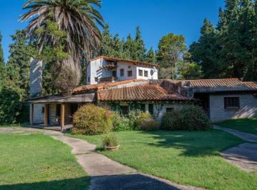 Casa · 290m² · 3 Dormitorios · 2 Cocheras · Casa Quinta en Venta en City Bell
