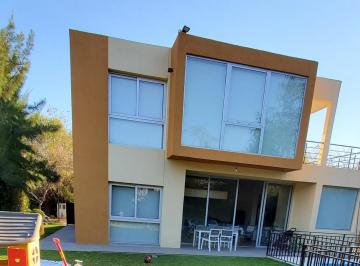 Casa · 220m² · 6 Ambientes · 2 Cocheras · Casa Moderna en Barrio Maschwitz Privado