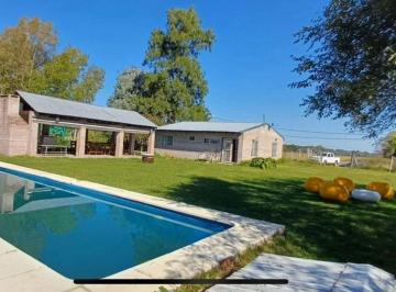 Quinta vacacional · 104m² · 4 Ambientes · 3 Cocheras · Venta Casa Quinta 4 Ambientes Parada Robles