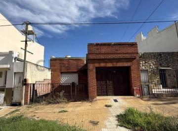 Casa · 110m² · 2 Dormitorios · 1 Cochera · Venta Casa a Refaccionar en 24 E/ 47 y 48
