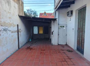 Casa de 3 ambientes, Tres de Febrero · Casa a Reciclar en Caseros Sobre Lote Propio de 8,66 X 18,57 – Excelente Ubicación y Gran Potencial