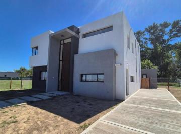 Casa · 187m² · 3 Ambientes · 2 Cocheras · Excelente Casa en Av de Los Lagos, Nativas El Cazador
