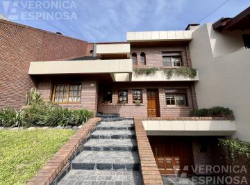Casa · 240m² · 4 Ambientes · 2 Cocheras · Casa de Cuantro Ambientes en Haedo, en Venta