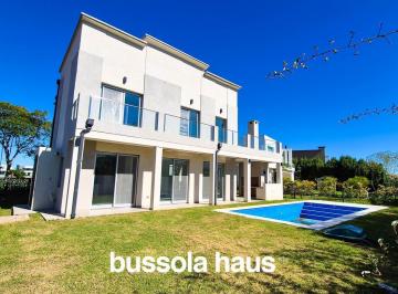 Casa · 247m² · 7 Ambientes · 2 Cocheras · Casa con Ascensor en Vistas Puertos del Lago