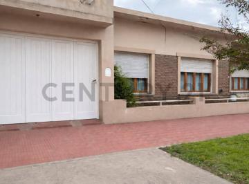 Casa · 100m² · 4 Ambientes · 1 Cochera · En Venta Casa - 3 Dorm. Chillar Azul