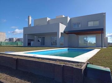 Casa · 270m² · 4 Ambientes · 3 Cocheras · Casa Moderna Al Agua | a Estrenar | Barrio Muelles.