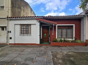 Casa · 75m² · 3 Ambientes · Casa Tipo Chalet en Planta Baja de 3 Ambientes con Fondo o Patio en Venta. Olivos