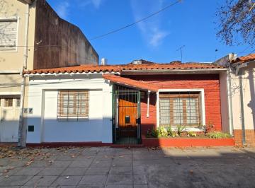Casa · 75m² · 3 Ambientes · Casa Tipo Chalet en Planta Baja de 3 Ambientes con Fondo o Patio en Venta. Olivos