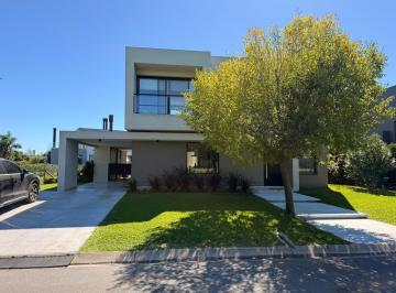 Casa · 317m² · 5 Ambientes · 3 Cocheras · Casa en Venta en Ayres Plaza
