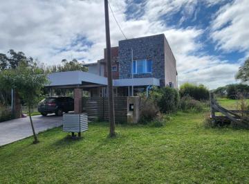 Casa · 160m² · 4 Ambientes · 3 Cocheras · Oportunidad Casa en Barranca de Los Lobos