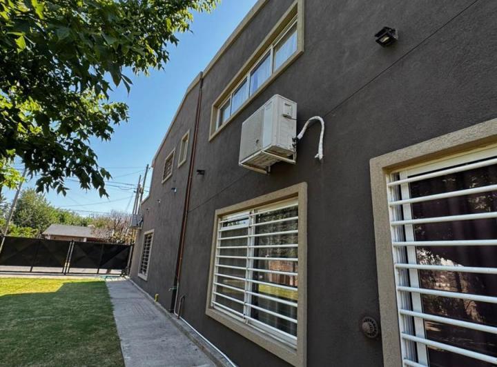 Casa · 400m² · 8 Ambientes · 1 Cochera