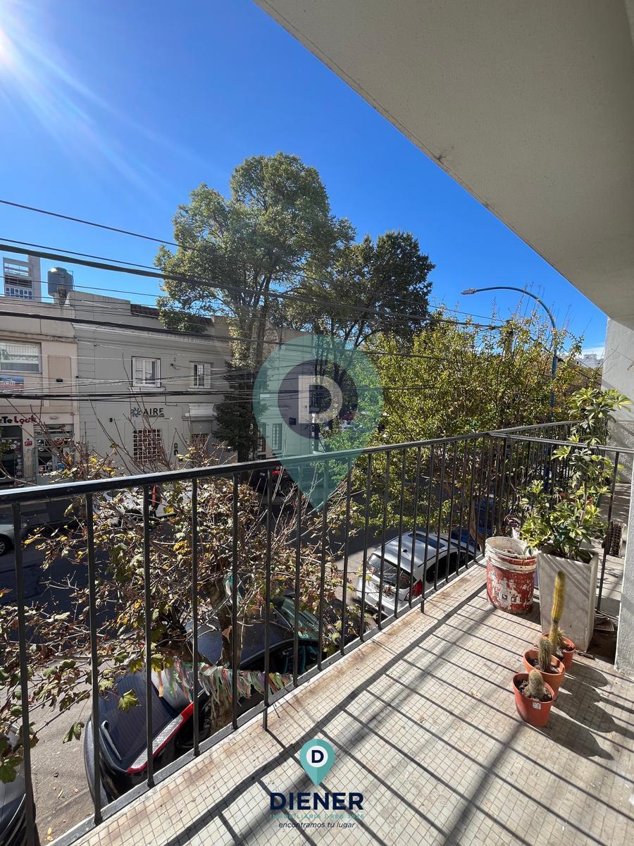 Departamento de 2 ambientes – balcón A la calle Y dos patios – luminoso