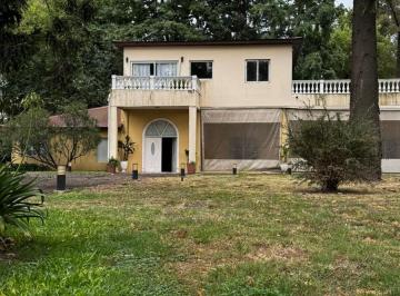 Casa · 811m² · 10 Ambientes · 1 Cochera · Quinta y Salon de Fiestas en Venta. Paso del Rey