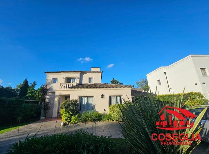 Casa · 215m² · 4 Ambientes · 2 Cocheras