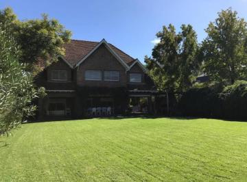 Casa · 513m² · 4 Dormitorios · 2 Cocheras · Chalet en Venta, Ubicado en Lomas de San Isidro.