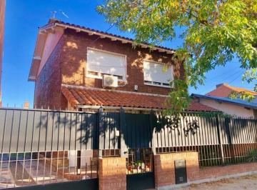 Casa · 200m² · 3 Dormitorios · 3 Cocheras · Chalet en Venta, Ubicado en Altos de Martínez.