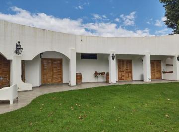 Casa · 362m² · 8 Ambientes · 2 Cocheras · ¡Exclusiva Casa de Diseño en La Prestigiosa Zona de Chacras de Coria, Mendoza!