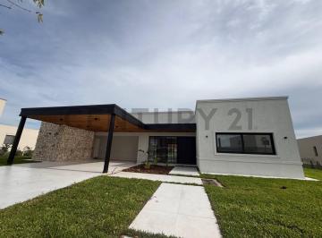 Casa · 330m² · 5 Ambientes · 2 Cocheras · Venta de Casa 5 Ambientes en Terravista, General Rodriguez