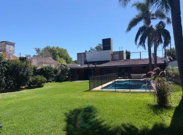 Casa · 300m² · 5 Ambientes · 6 Cocheras · Venta Casa 5amb. Lote 980 m. Castelar Norte. Apta Crédito