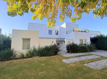 Casa · 260m² · 6 Ambientes · 4 Cocheras · Casa en Alquiler Anual El Canton Islas Al Lago con Orientación Norte 6 Ambientes con Pileta
