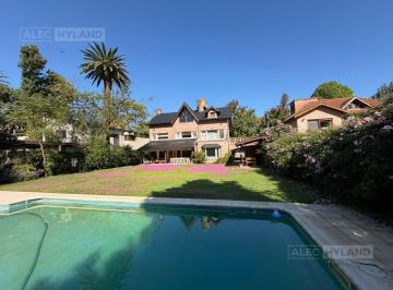 Casa · 396m² · 5 Ambientes · 4 Cocheras · Excelente Casa en Venta, en Zona Casuarinas de Lomas de San Isidro