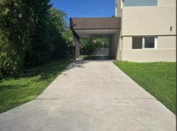 Casa · 370m² · 5 Ambientes · 2 Cocheras · Casa a La Venta en Pilar