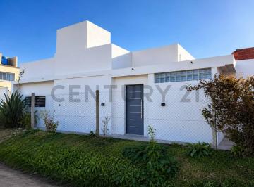 Casa · 90m² · 3 Ambientes · 2 Cocheras · Casa en Venta La Plata, 2 Dorm., Pileta