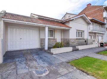 Casa · 157m² · 3 Ambientes · 1 Cochera · Chalet 3 Amb. con Garage y Parque Ap. Crédito - Punta Mogotes