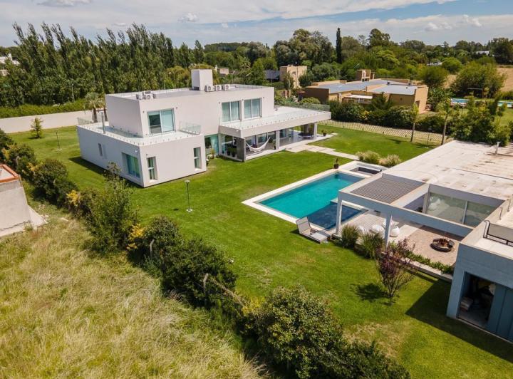 Casa · 715m² · 10 Ambientes · 3 Cocheras