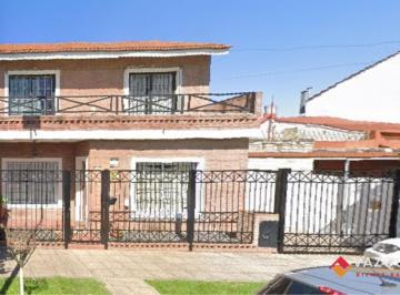 Casa · 123m² · 5 Ambientes · 2 Cocheras · Casa Sobre Lote Propio con Parque y Quincho con Dependencia