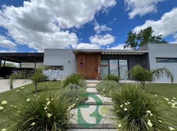 Casa · 220m² · 4 Ambientes · 6 Cocheras · Venta Casa 4 Ambientes. Pileta. Lote 700 m. Fincas de Alvarez