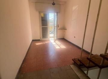 Casa · 140m² · 4 Ambientes · 1 Cochera · Casa en Venta de Tres Dorm., con Cochera y Local en Esquina