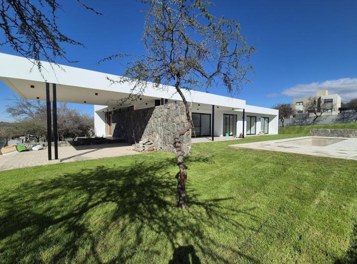 Casa · 1094m² · 8 Ambientes · 2 Cocheras