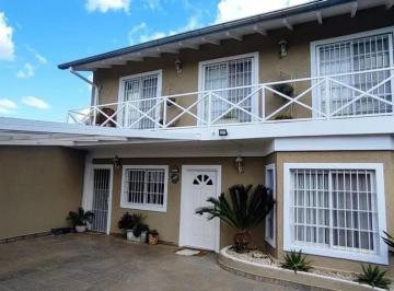 Casa · 220m² · 5 Ambientes · Casa en Venta - 4 Dorm. 2 Baños - Garín